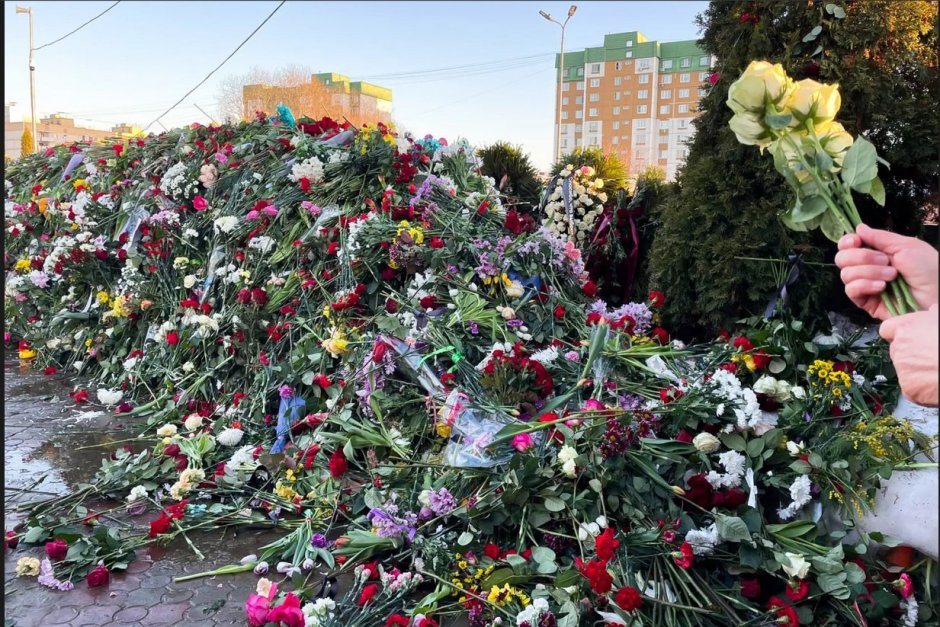 Гробът на Навални не се вижда от планина от цвета, а хората продължават да прииждат, за да му отдадат почит, сн. Meduza