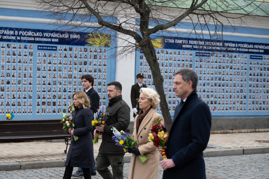 Четиримата западни лидери в Киев на фона на стената на загиналите от началото на руската агресия срещу Украйна, снимка ЕПА/БГНЕС