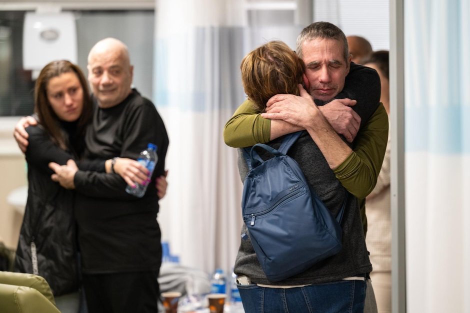 Двамата освободени заложници се срещат с близките си в болницата в град Шеба, Сн. ЕПА/БГНЕС