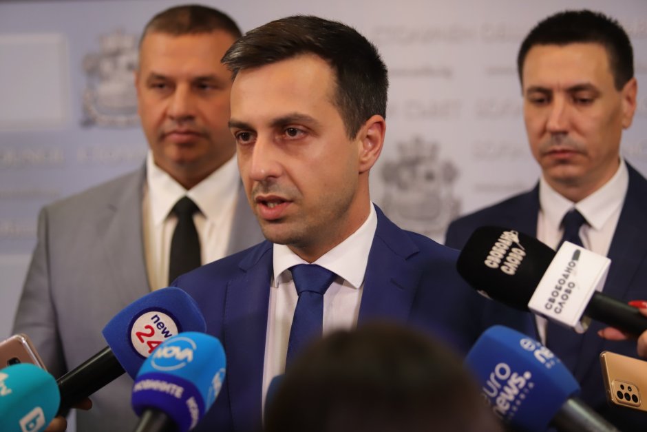 Деян Николов обяви, че гласувалите за Цветомир Петров са изключени от партията. Сн. БГНЕС