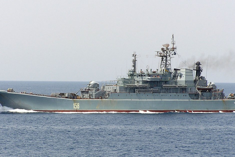 Руският десантен кораб "Цезар Куников" преди удара