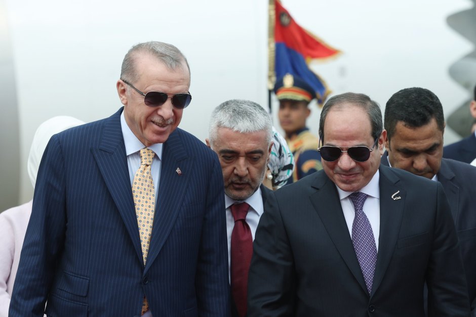 Египетският президент Абдел Фатах ас Сиси посрещна турския държавен глава Реджеп Тайип Ердоган на летището в Кайро, Сн. ЕПА/БГНЕС