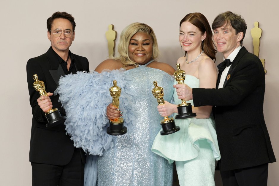 Робърт Дауни Джуниър - победител за най-добра поддържаща мъжка роля, Давайн Джой Рандолф - победител за най-добра актриса в поддържаща роля, Ема Стоун - победител в категорията за най-добра актриса и Килиан Мърфи - носителят на наградата за най-добър актьор вдигат своите Оскари в пресзалата по време на 96-ата годишна церемония по връчването на наградите в Долби Тиатър в Лос Анджелис. Сн. ЕПА/БГНЕС