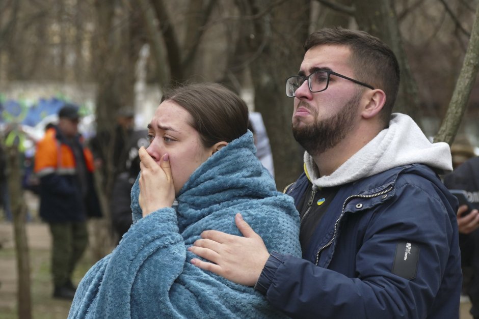 Жители на Одеса наблюдават спасителната операция след кръвопролитната руска атака срещу жилищен блок, отнела живота на седем човека. Снимка: ЕПА/БГНЕС