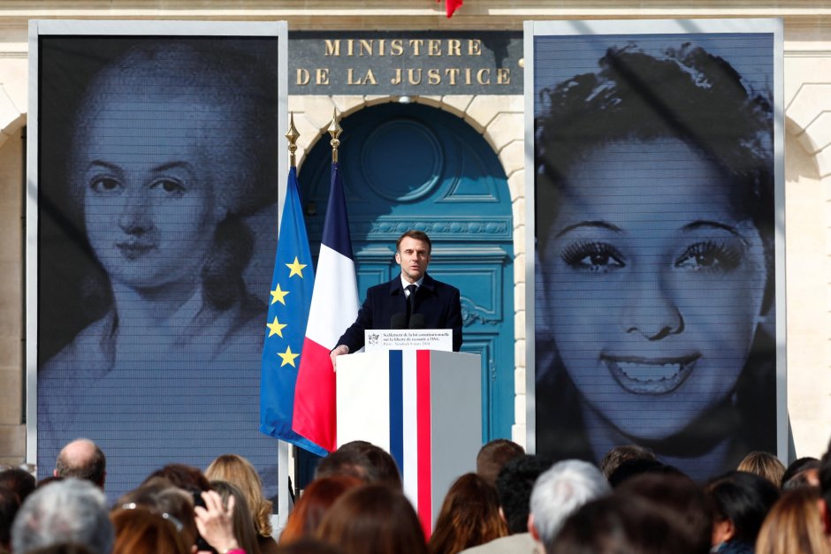 Френският президент Еманюел Макрон говори по време на церемония в Париж по повод вписването на правото на аборт във френската конституция, Сн. ЕПА/БГНЕС