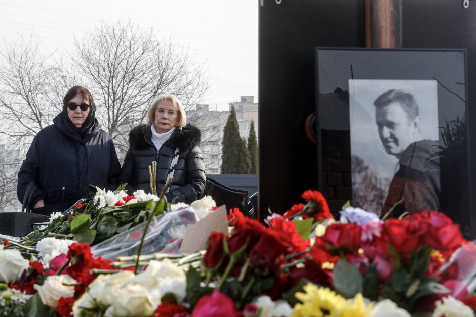 Майката и тъщата на Навални на гроба му в Москва, сн. ЕПА/БГНЕС