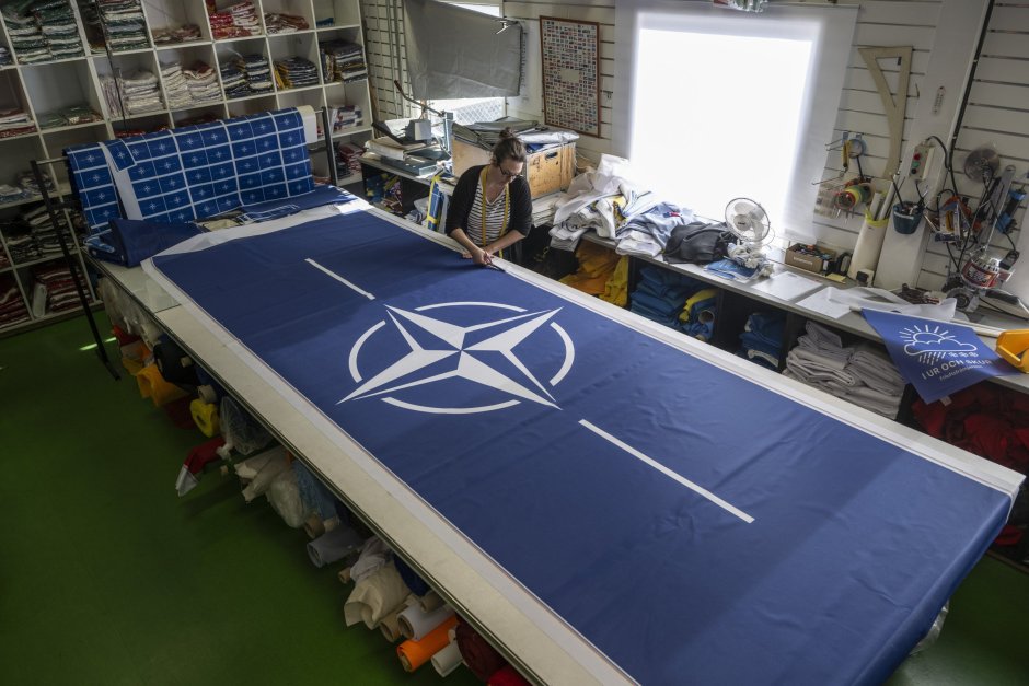 Шведска шивачка изработва знамена на НАТО във фабриката "Flagghuset", в Акерсберга, недалеч от Стокхолм, Сн. ЕПА/БГНЕС
