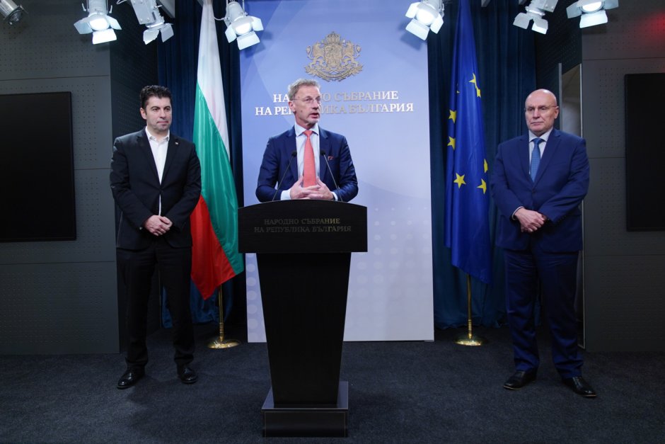Борис Вуйчич (в средата), Кирил Петков и Димитър Радев говориха пред медиите след заседанието на комисията по европейските въпроси за опита на Хърватия с приемането на еврото. Снимка: БГНЕС