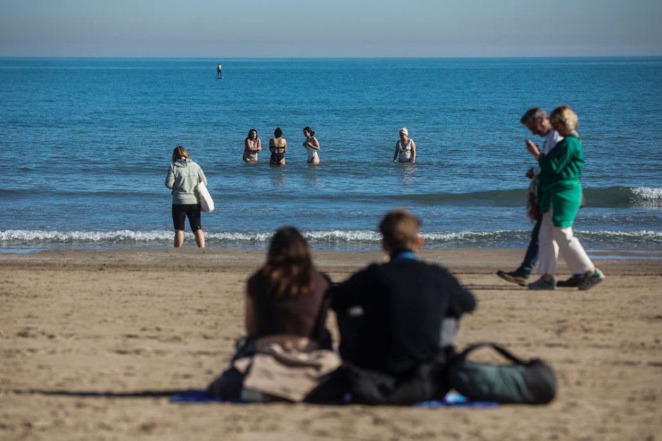В края на януари на плажа във Валенсия имаще къпещи се хора, сн. GettyImages