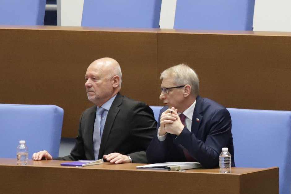 Премиерът Николай Денков и военният министър Тодор Тагарев бяха изслушани в парламента по искане на БСП Сн.БГНЕС