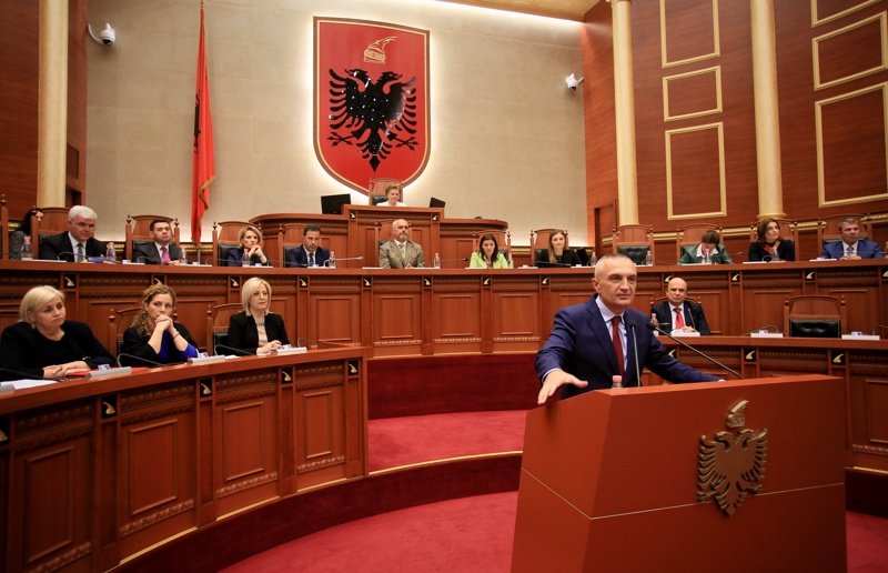 Албанският парламент ратифицира споразумението с Италия за лагерите за мигранти