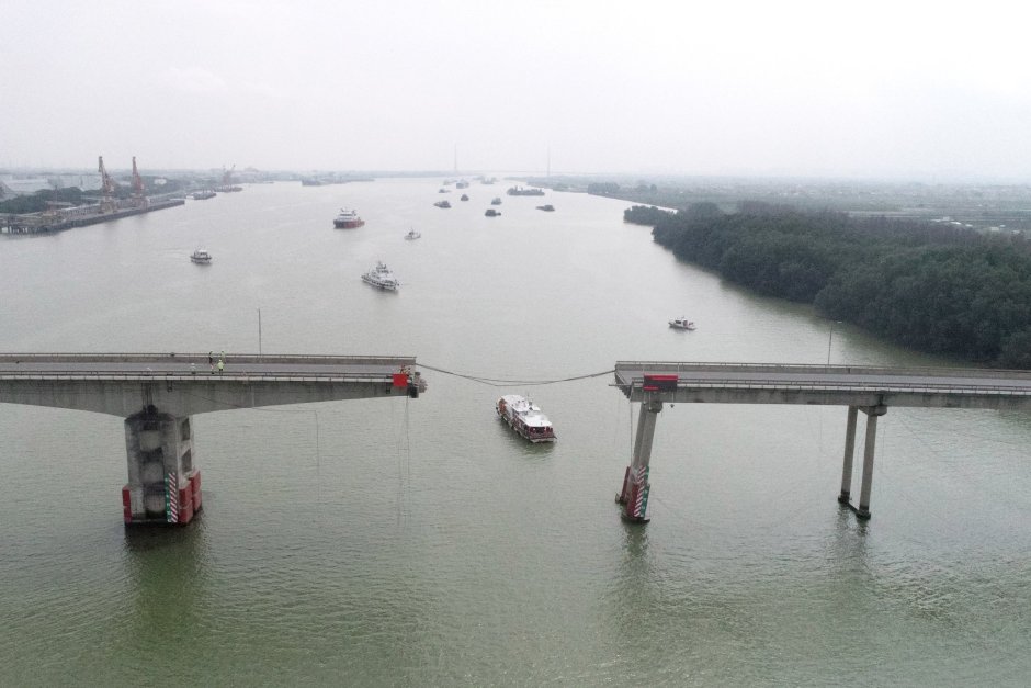 Двама загинаха, а трима са в неизвестност, след като шлеп се удари в мост в южния китайски град Гуанджоу Сн. ЕПА/БГНЕС