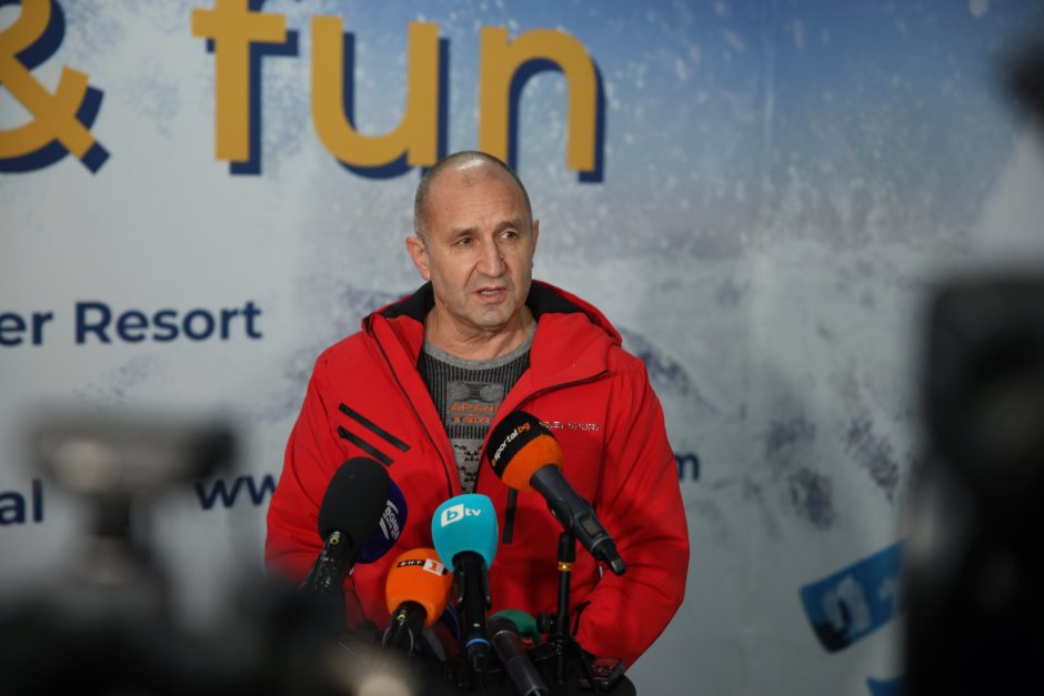 Президентът Румен Радевговори пред репортери по време на състезанието по слалом от Световната купа по ски за мъже в Банско. БГНЕС