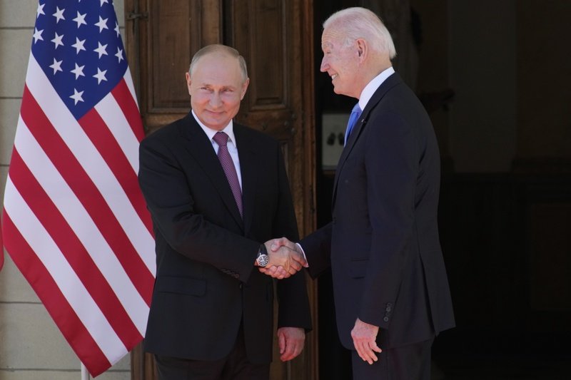 Владимир Путин и Джо Байдън някога си стискаха ръцете без да се обиждат Сн.ЕПА/БГНЕС