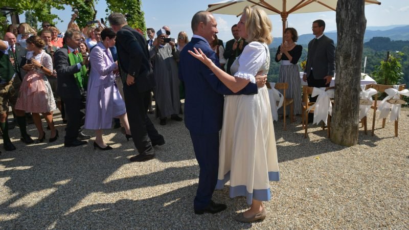 Руският президент Владимир Путин танцува с австрийския външен министър Карин Кнайсл  на сватбата й с австрийския бизнесмен Волфганг Майлингер в Гамлиц, Австрия, 18 август 2018 г.