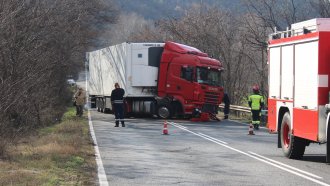 Двама македонци са ранени след удар между ТИР и лек автомобил край Кресна