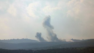 "Хизбула" атакува израелска военна база след въздушни удари в Източен Ливан