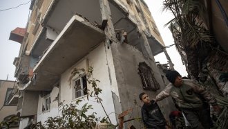 Израел бомбардира пренаселения Рафах въпреки предупрежденията на САЩ
