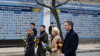 Четиримата западни лидери в Киев на фона на стената на загиналите от началото на руската агресия срещу Украйна, снимка ЕПА/БГНЕС