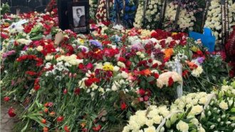 Хиляди руснаци продължават да се стичат на гроба на Навални
