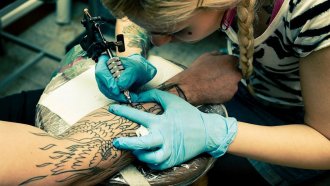 Над 90% от мастилата за татуировки съдържат химикали, които може да увредят органите