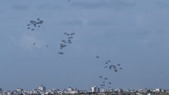 Пакети с помощ от въздуха са убили петима палестинци в Газа