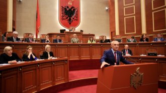 Албанският парламент ратифицира споразумението с Италия за лагерите за мигранти