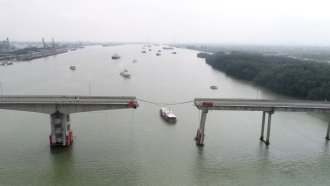 Шлеп срути мост в Китай, двама загинаха