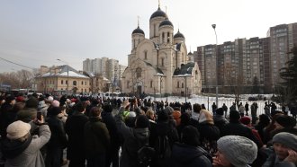 На живо: Хиляди рискуват арест в Москва, за да изпратят Навални