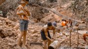 От срутила се незаконна златна мина във Венецуела са евакуирани и деца работници