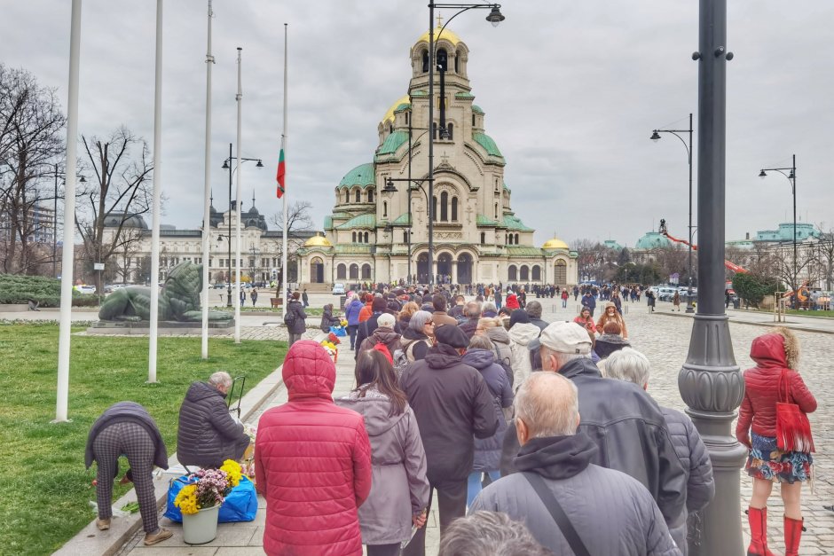 Пред храма "Св. Александър Невски" се изви опашка от вярващи, дошли за последно сбогом с партиарха, сн. БГНЕС