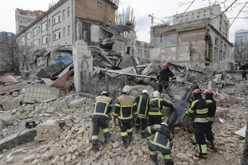 Спасители работят край разрушена при днешния ракетен удар сграда в Киев, Сн. ЕПА/БГНЕС