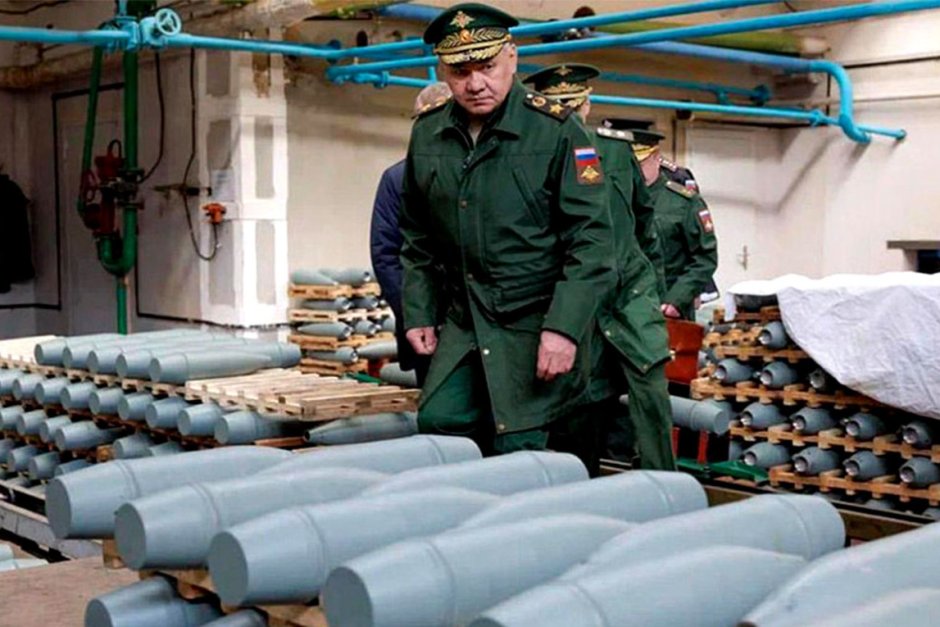 Руският министър на отбраната Сергей Шойгу в завод за производство на боеприпаси