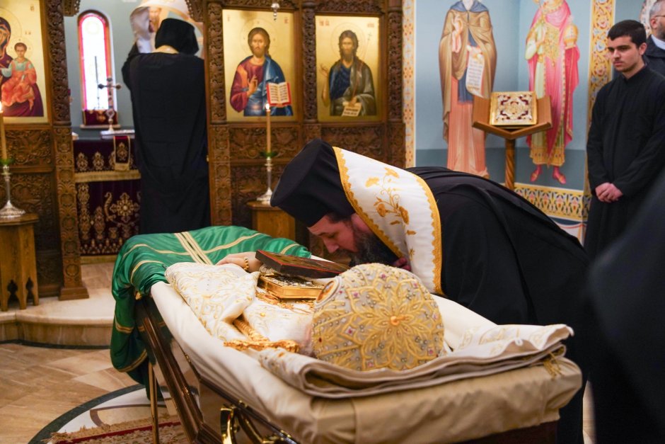 Десетки свещеници се простиха с патриарх Неофит, чиито тленни останки днес бяха изложени в храма "Св. Марина" в София Сн. БГНЕС