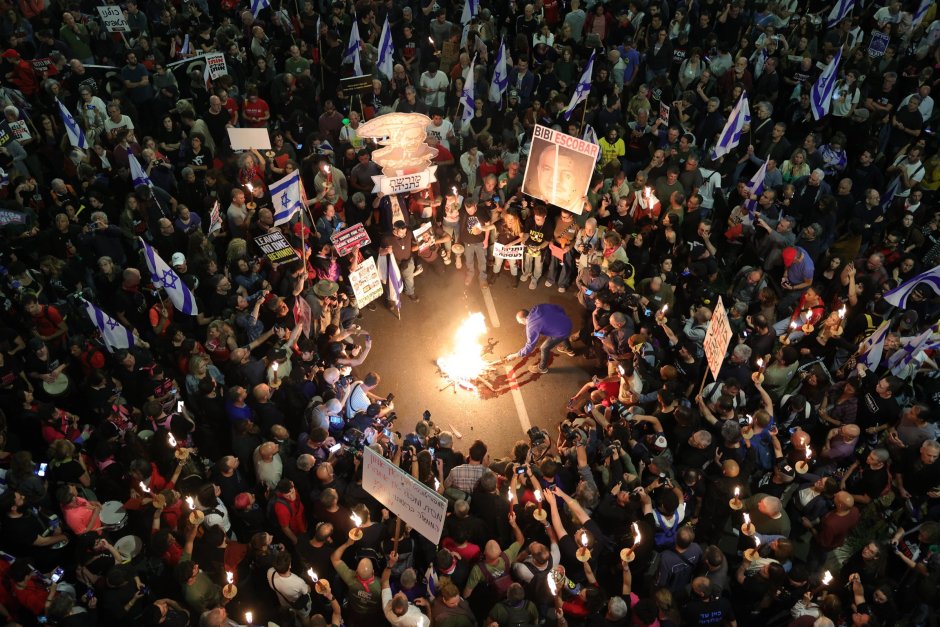 Стотици хора протестират пред военния щаб в Тел Авив на 6 април с искане правителството да постигне споразумение за освобождаване на израелските заложници, държани от Хамас в Газа  ЕПА/БГНЕС