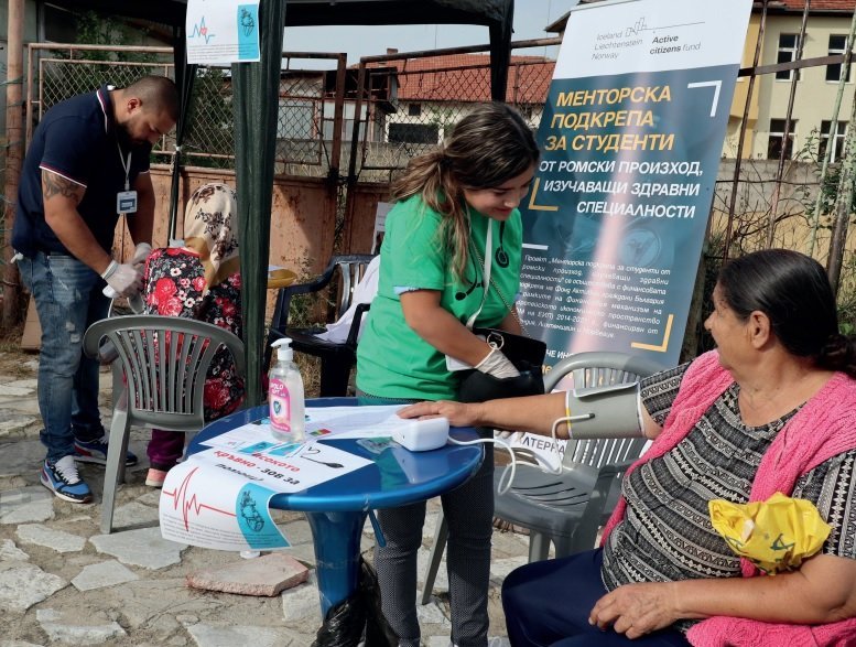 Млади медици, стипендианти на програма за студенти от ромски произход, участват в доброволческа инициатива в град Ракитово за превенция на социално значими заболявания сред жителите на ромския квартал в града. Снимка: Институт "Отворено общество"