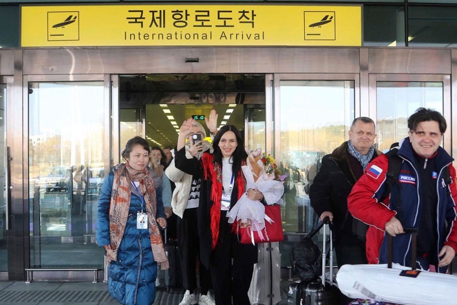 Руски туристи пристигат на летището в Пхенян