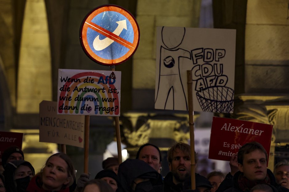 Германци протестират пред кметството на Мюнстер срещу новогодишния прием на "Алтернатива за Германия" на 16 февруари 2024 г. Сн. ЕПА/БГНЕС