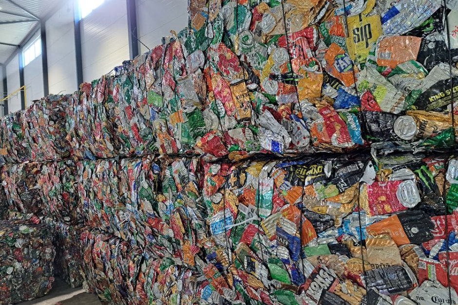 Целта е събирането и рециклирането на пластмасовите бутилки и металните кенове, сн. Mediapool