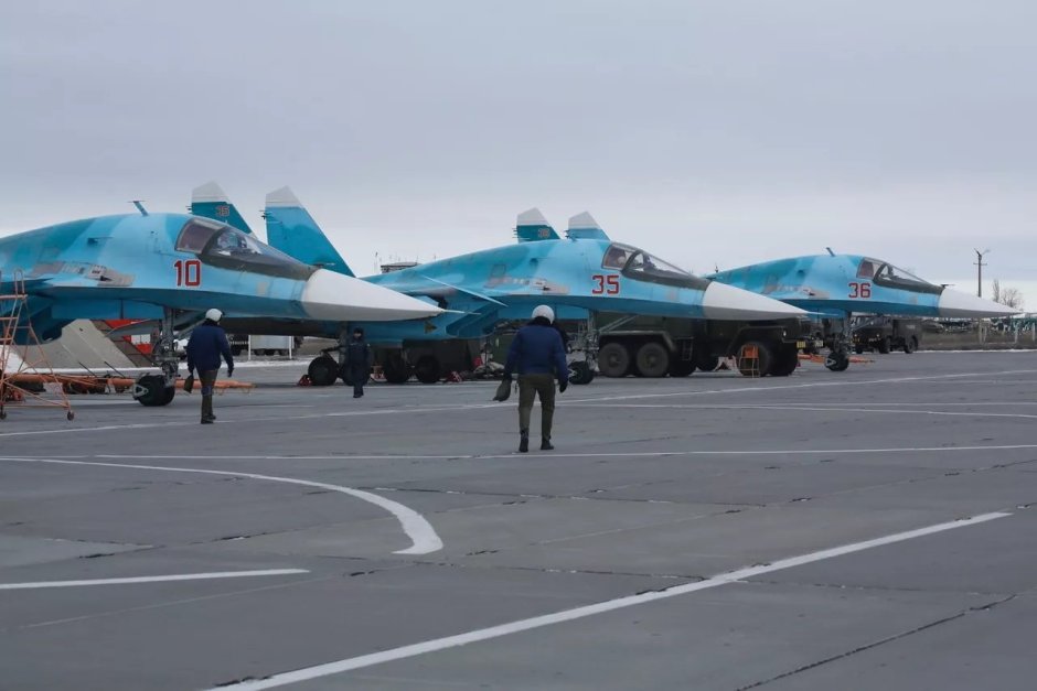 Бомбардировачи Су-34 на летищета в Морозовск