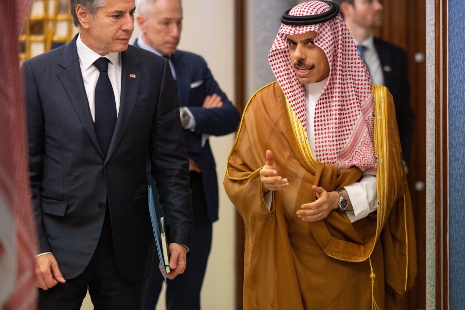 Антъни Блинкън и външният министър на Саудитска Арабия принц Фейсал бин Фархан ал Сауд, сн. ЕПА/БГНЕС