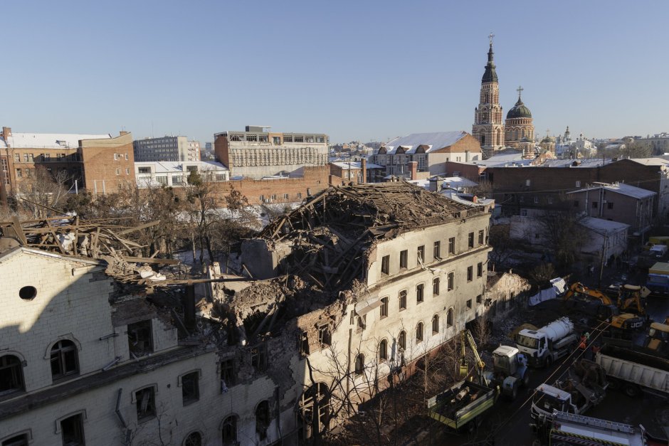 Разрушения в резултат на руски удар във втория по големина украински град Харков