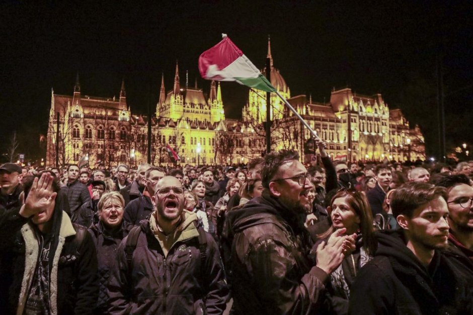 Хиляди унгарци протестираха срещу Орбан