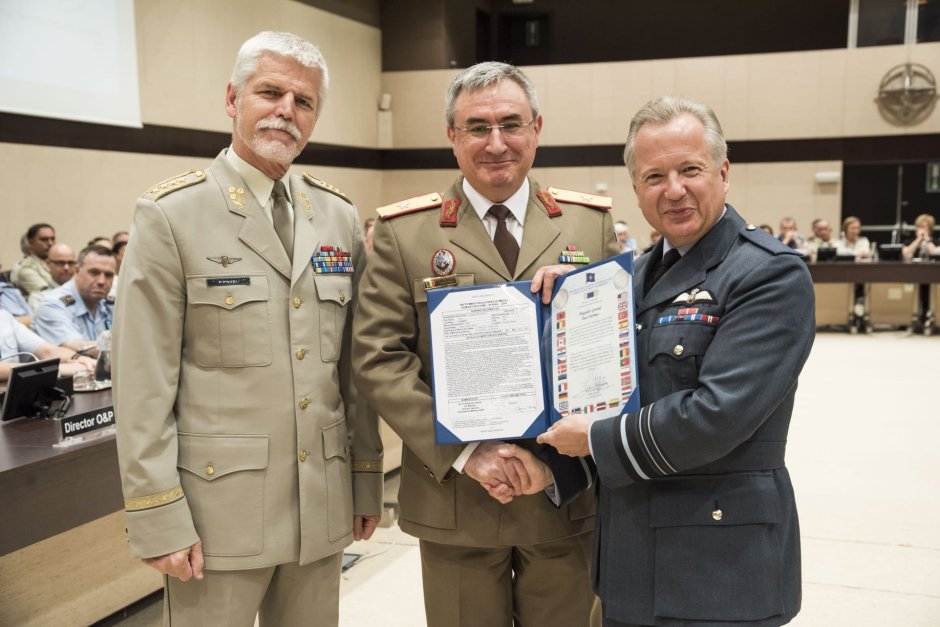 Паул Хурмуз (в средата) заедно с генерал Петър Павел (вляво), бивш председател на военния комитет на НАТО, сегашен президент на Република Чехия (юли 2016 г.)