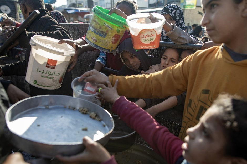 Вътрешно разселени палестински деца в Газа се опитват да получат храна, раздавана от благотворителна организация в южната част на ивицата Газа. Снимка: ЕПА/БГНЕС