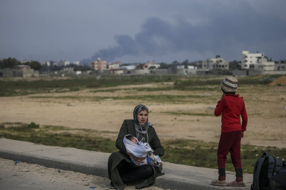 Израел обеща да "наводни" Газа с помощи, САЩ готвят морския коридор за помощи