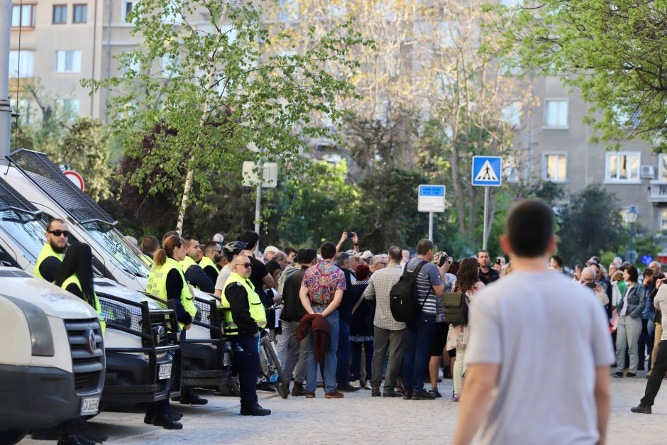 Протест и контрапротест пред сградата на МВР заради министъра