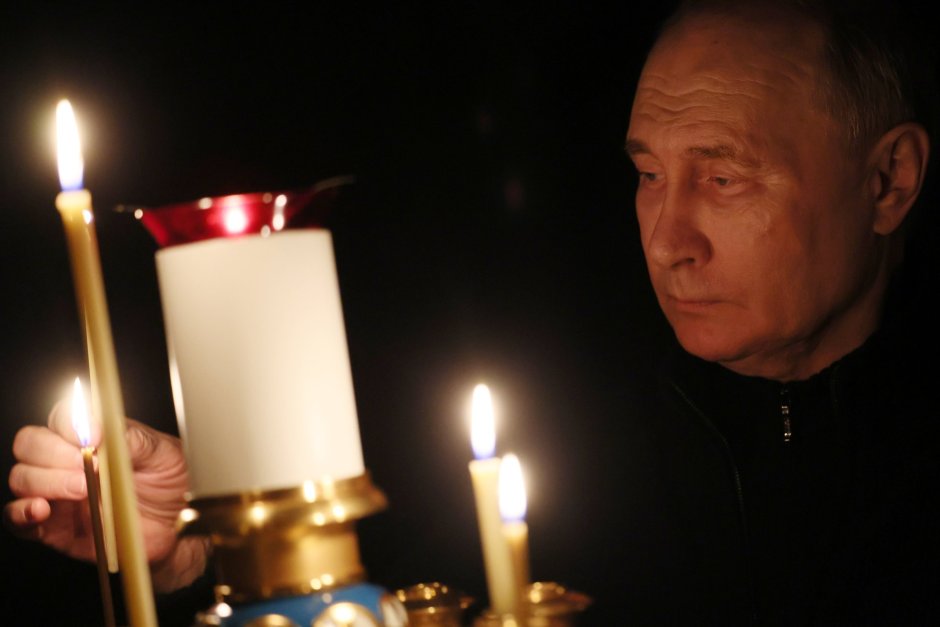 Владимир Путин пали свещ в неделя, дена на национален траур за жертвите от терористичния акт, Сн. ЕПА/БГНЕС
