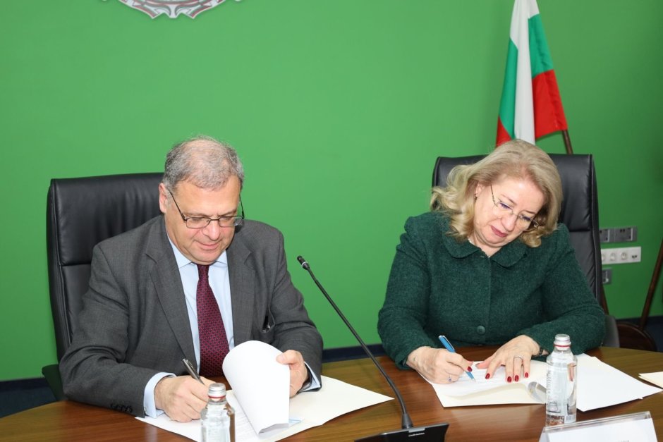 Министърът на околната среда Юлиян Попов и заместник-министърът на туризма Ирена Георгиева подписаха харта за устойчив туризъм Сн.МОСВ