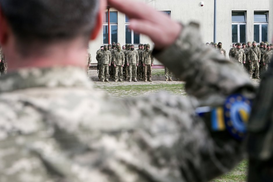 Украински войници на церемонията по приключване на обучението им във Веджин, Полша, 5 април 2024 г. На церемонията присъстват френски, белгийски, финландски и полски войници. ЕПА/БГНЕС